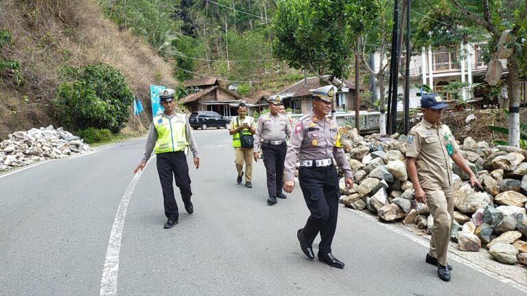 Polres Pacitan Cek Jalur Pacitan-Ponorogo, Antisipasi Bahaya Longsor