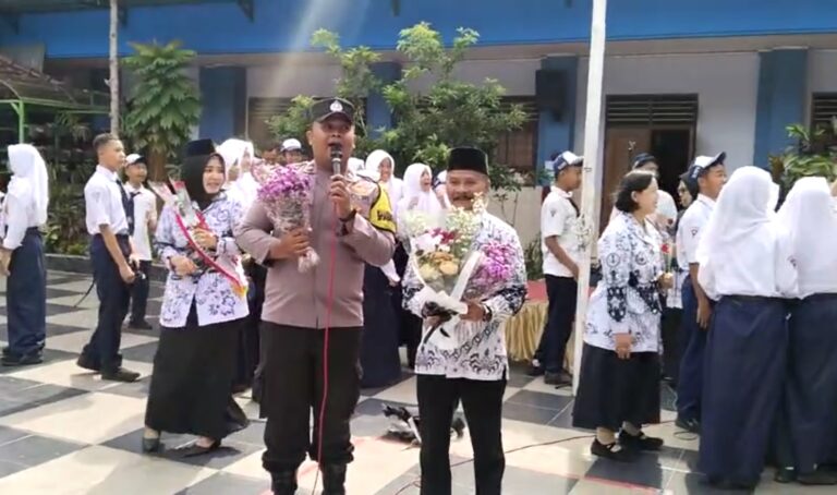 Peringati Hari Guru: Pak Bhabin Bersama Beberapa Murid Beri Kejutan Guru SMP 06 Kota Malang