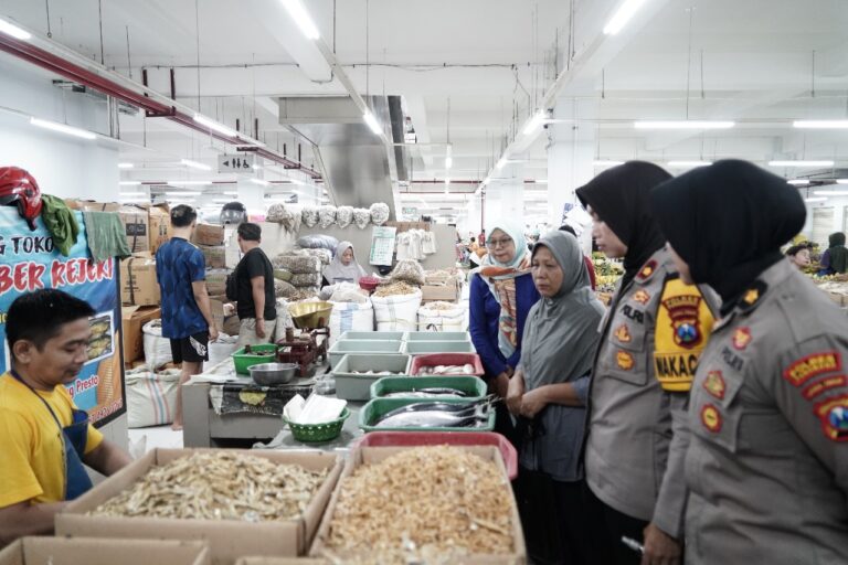 Jelang Nataru Polres Ponorogo Kunjungi Pasar Cek Persediaan dan Harga Bahan Pokok