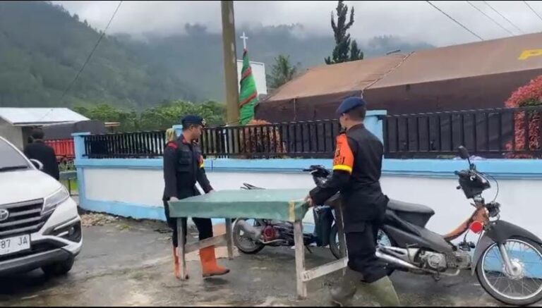 Polda Sumut Dirikan Tenda Serba Guna Bantu Anak-Anak Korban Longsor Humbahas Ujian Semester