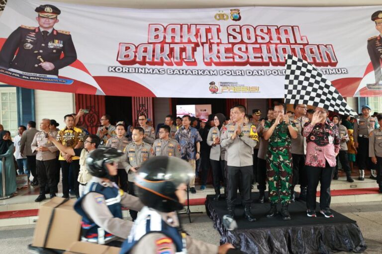 Polda Jatim Bersama Korbinmas Baharkam Polri Gelar Bakti Kesehatan dan Salurkan 15.000 Paket Sembako
