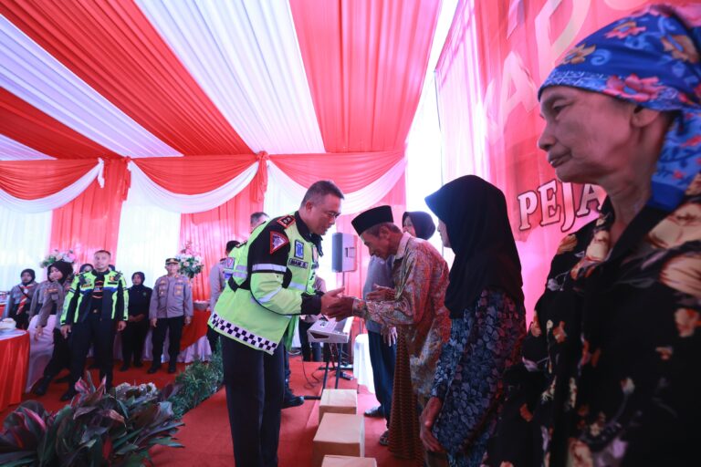 Patroli Motor di Jalur Pantura Situbondo, Kapolda Jatim Beri Bansos Untuk Warga Asembagus