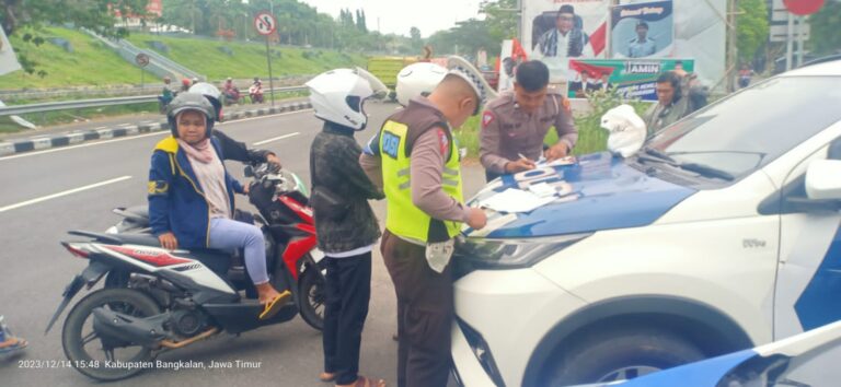 Tertibkan Pengendara Polres Bangkalan Lakukan Tilang Manual