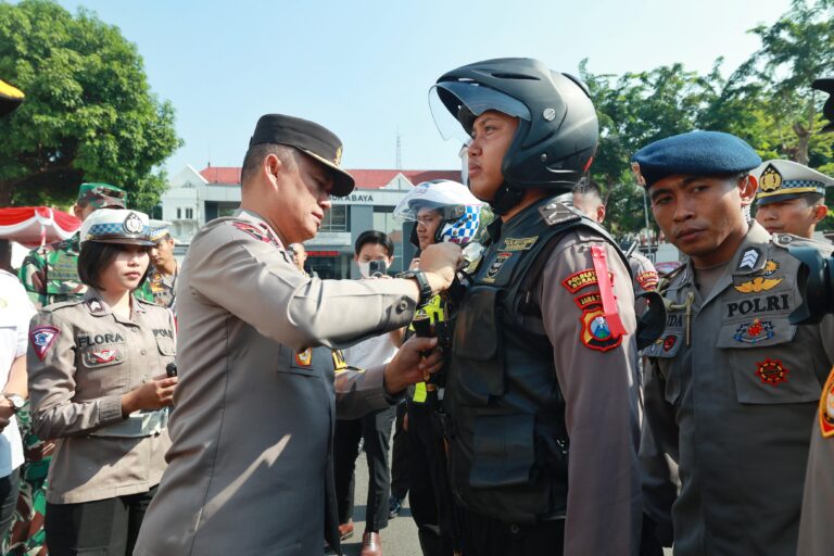 Kapolda Jatim Serahkan 50 Bodycam Kepada Anggota Polrestabes Surabaya