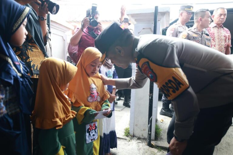 Gelar Jumat Curhat di Desa Bungurasih, Waka Polda Jatim Salurkan Bansos untuk Warga