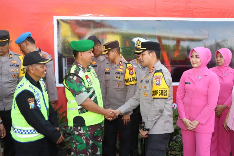 Motivasi Personel, Kapolres dan Ketua Bhayangkari Tulungagung Kunjungi Pos Pam dan Pos Yan Ops Lilin Semeru 2023