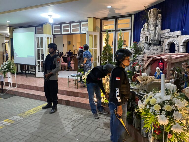 Kapolres Tulungagung Bersama Forkopimda Pantau Sejumlah Gereja, Pastikan Ibadah Malam Natal Kondusif