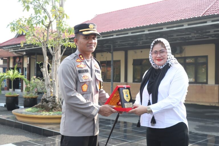 Polres Sampang Terima Penghargaan Dari TRC Perlindungan Perempuan dan Anak Indonesia