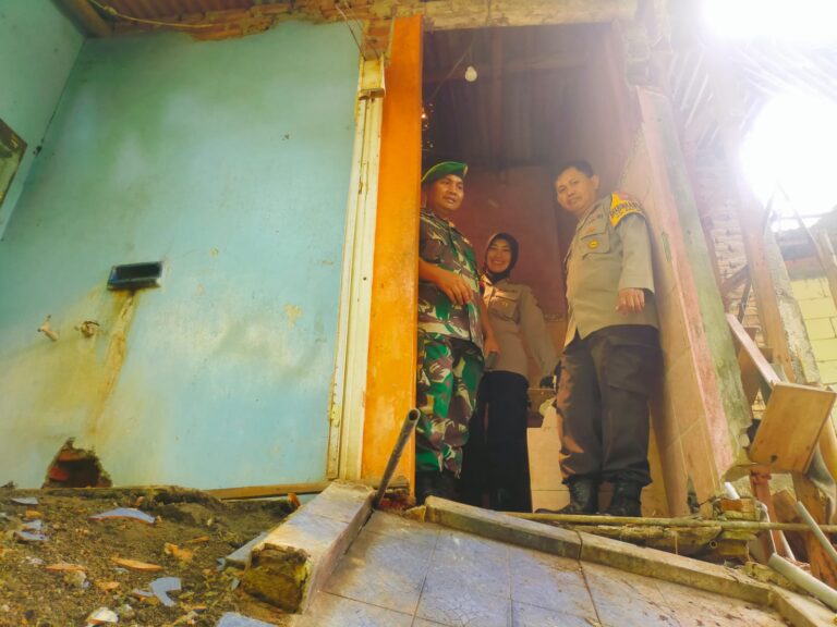 Gerak cepat, Sinergitas TNI-Polri Bersama Masyarakat Bantu Korban Tanah Longsor