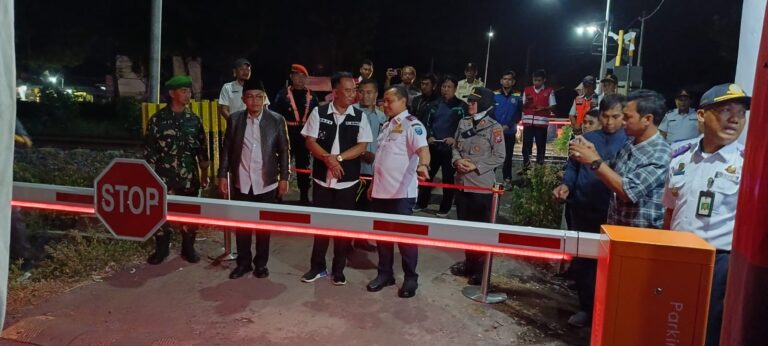 Polres Probolinggo dan Forkopimda Resmikan Palang Pintu JPL 17 Kereta Api di Leces