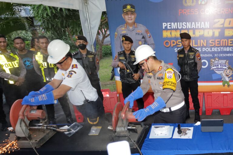 Akhir Tahun 2023 Polrestabes Surabaya Musnahkan Ribuan Knalpot Brong
