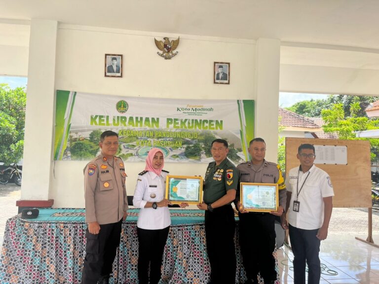 Tulus Melayani, Polisi RW Polres Pasuruan Kota dan Babinsa Terima Penghargaan dari Lurah Pekuncen