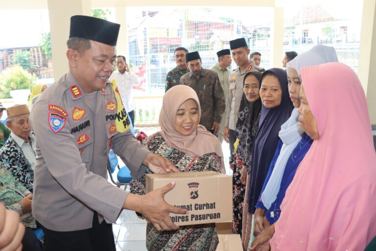 Gelar Jum’at Curhat Polres Pasuruan Salurkan Bantuan Sosial untuk Warga Lemahbang