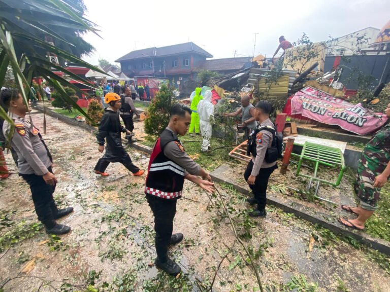 Gercep, Polres Blitar Kota Bantu Tangani Pohon Tumbang di Alun-alun Akibat Angin Kencang