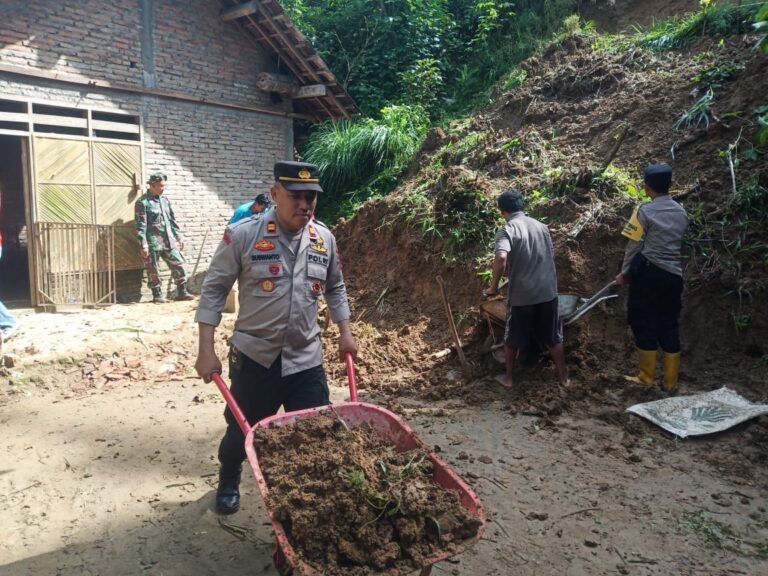 Sinergitas Tiga Pilar, Polisi Bersihkan Material Longsor di Trenggalek