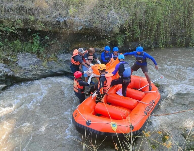 Polisi Bersama Tim SAR Gabungan Kota Batu Berhasil Temukan Korban Hanyut di Sungai Konto