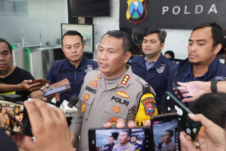 Polda Jatim Ungkap Motif Pemuda yang Ancam Tembak Capres Anies di TikTok  SURABAYA – Subdit V Siber pada Direktorat Reserse Kriminal Khusus (Ditreskrimsus) Polda Jatim telah melakukan pemeriksaan secara intensif terhadap tersangka AWK pemuda asal Kabupaten Probolinggo yang ditangkap karena komentarnya di TikTok yang mengancam Capres Anies Baswedan.  Kepala Bidang Hubungan Masyarakat ( Kabidhumas) Polda Jatim, Kombes Pol Dirmanto mengatakan, dalam penanganan kasus ini, Penyidik Polda Jawa Timur juga memeriksa 3 orang saksi dan mendatangkan dua orang ahli.   “Penyidik juga mendatangkan dua orang ahli yaitu ahli ITE dan ahli Bahasa,”ujar Kombes Dirmanto kepada awak media, Rabu (17/1).  Adapun barang bukti yang disita penyidik, adalah satu bandel screenshot komentar di salah satu akun Tiktok, 1 unit ponsel jenis POCO X3 dan sebuah akun TikTok.  Sementara untuk motif melakukan tindakan itu, tersangka mengaku hanya spontan melontarkan kata bernada ancaman terhadap calon Presiden nomor urut 1 Anies Baswedan.  “Tersangka ini setelah melihat akun TikTok kemudaian mengomentarai dengan nada ancaman kepada salah satu paslon, jadi spontan,”kata Kombes Dirmanto.  Ditegaskan oleh Kombes Pol Dirmanto, hasil dari pemeriksaan terhadap saksi dan tersangka, pihak penyidik tidak menemukan bukti pada tersangka yang mengarah memiliki afiliasi dengan kelompok Politik tertentu.  Tersangka AWK yang diamankan oleh Polda Jatim bersama Bareskrim Polri pada hari Sabtu (13/1/24) itu kini terancam Pasal 29 UU ITE.  “Ancaman hukumanya 4 tahun penjara atau denda paling banyak Rp750 juta,” ungkap Kombes Dirmanto.  Kabidhumas Polda Jatim ini menghimbau kepada seluruh Masyarakat agar lebih bijaksana dalam menggunakan media sosial.  Ia meminta agar media sosial digunakan untuk hal – hal atau informasi positif yang dapat bermafaat bagi banyak orang.  “Marilah kita bermedsos yang baik dan bijaksana, tebarlah kebaikan disitu, tebarlah pendidikan disitu, jangan malah mengancam,” pungkas Kombes Pol Dirmanto. (*)