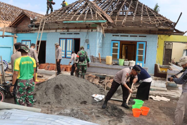 Sinergitas Polres Bondowoso bersama TNI Bantu Warga Terdampak Putting Beliung