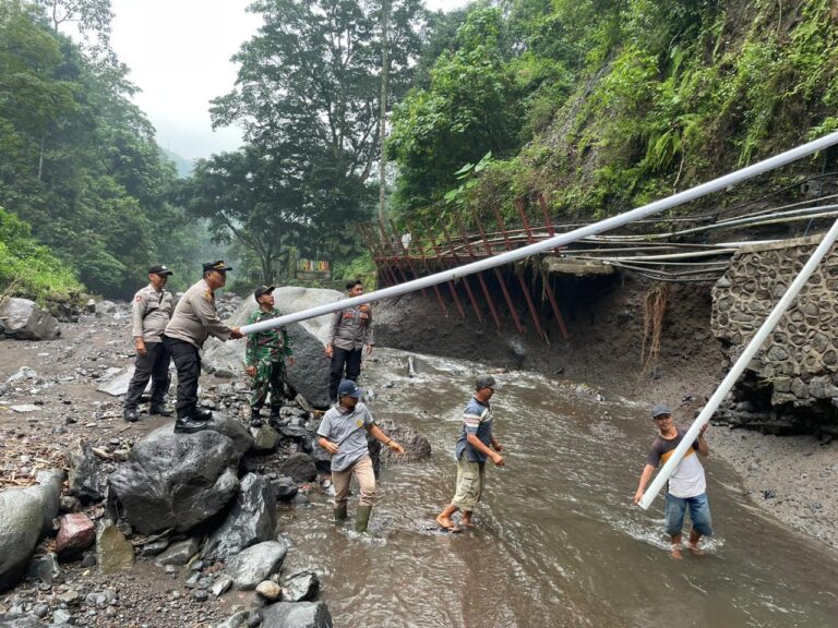 Antisipasi Krisis Air Bersih Polisi Bersama Forkopimka dan Warga Perbaiki Pipa Pasca Banjir di Lumbang Probolinggo