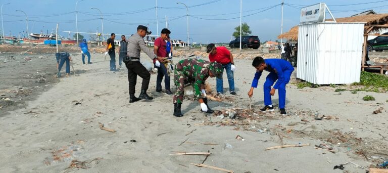 Peduli Lingkungan, Polisi bersama TNI Gelar “Sapu Bersih Sampah Laut” di Pamekasan