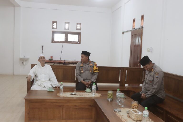 Cooling System, Kapolres Probolinggo Silaturahmi ke Pengasuh Ponpes Nurul Jadid Paiton