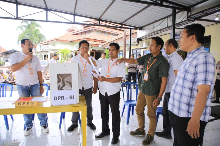 Pastikan Berjalan Sesuai SOP, Polres Madiun Gelar Simulai Pengamanan TPS Pemilu 2024