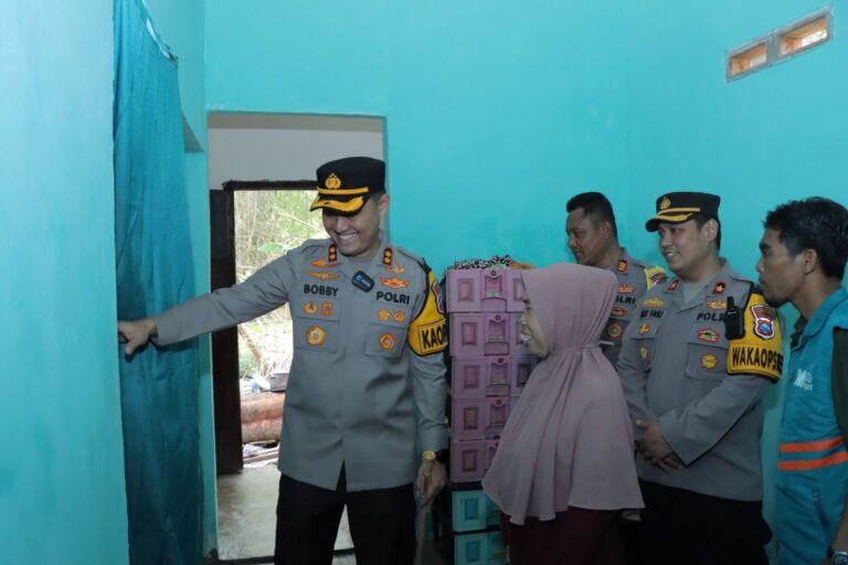 Kapolres Lamongan Serahkan Bantuan Bedah Rumah untuk Warga Desa Latek