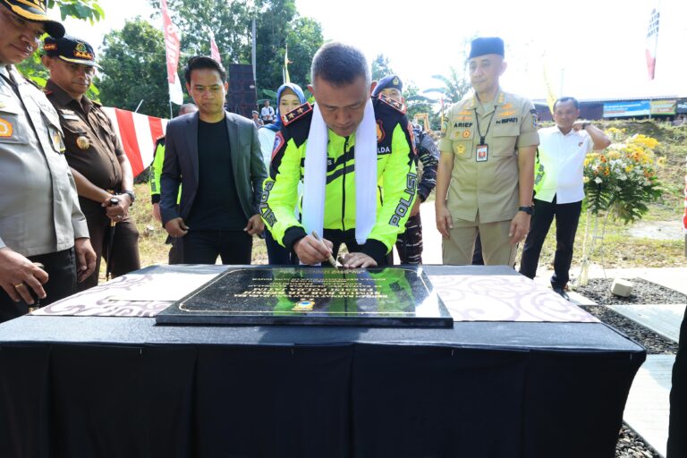 Kapolda Jatim Resmikan Subur Bor Presisi dan Beri Bantuan Sosial di Bangkalan