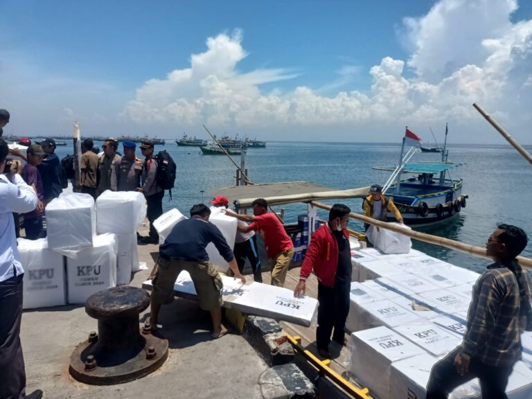 Ditpolairud Polda Jatim Kawal Pendistribusian Logistik Pemilu Untuk Wilayah Kepulauan di Jawa Timur
