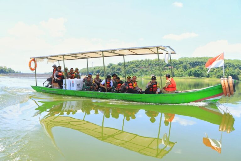 Sinergitas Polres Ngawi bersama TNI Kawal Distribusi Logistik Pemilu Sebrangi Waduk