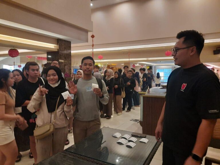 Nyoblos Itu Mbois, Milenial Nonton Gratis Pasca Gunakan Hak Pilih di Kota Malang