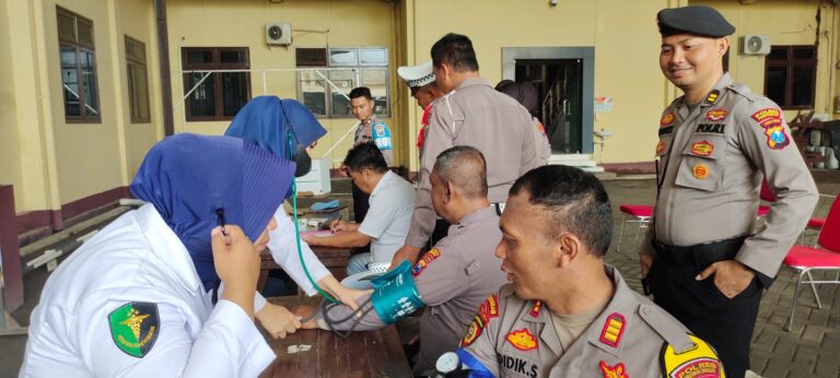 Polda Jatim Beri Bantuan Kesehatan Untuk Petugas KPPS dan Pam Pemilu