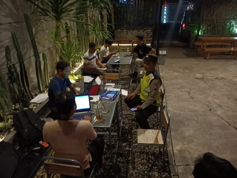 Cooling System Polres Tulungagung Patroli Sambang Ajak Warga Jaga Persatuan dan Kesatuan Pasca Coblosan Pemilu