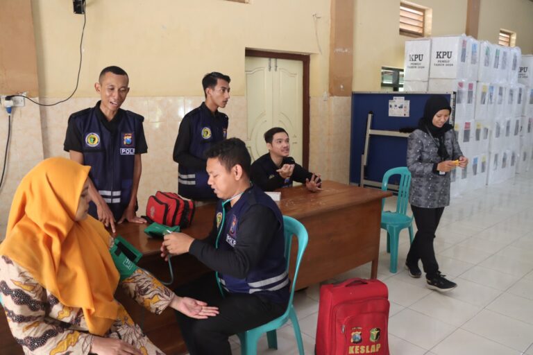 Polres Nganjuk Libatkan Tim Kesehatan Untuk Anggota Pam dan Penyelenggara Pemilu 2024
