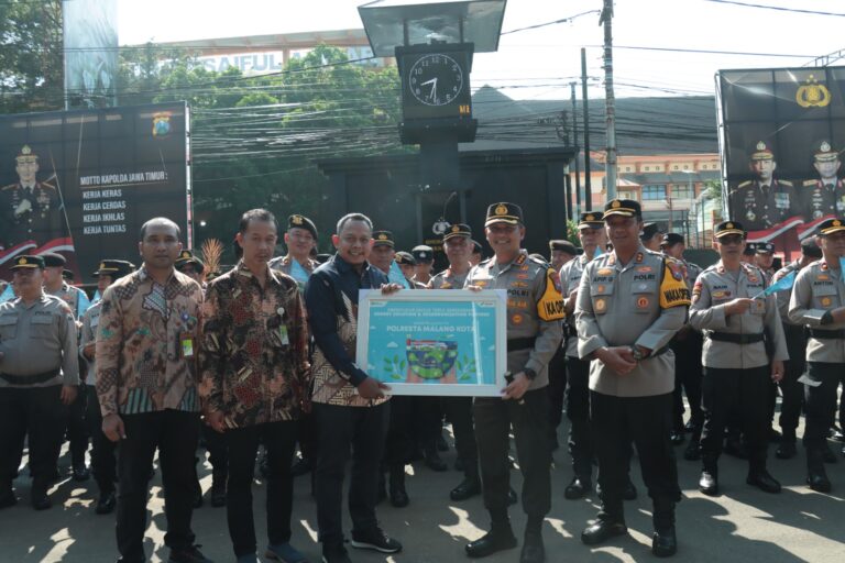 Dukung Zero Emisi, Polresta Malang Kota Terima Sertifikat Dekarbonisasi Partner dan Pohon dari Pertamina