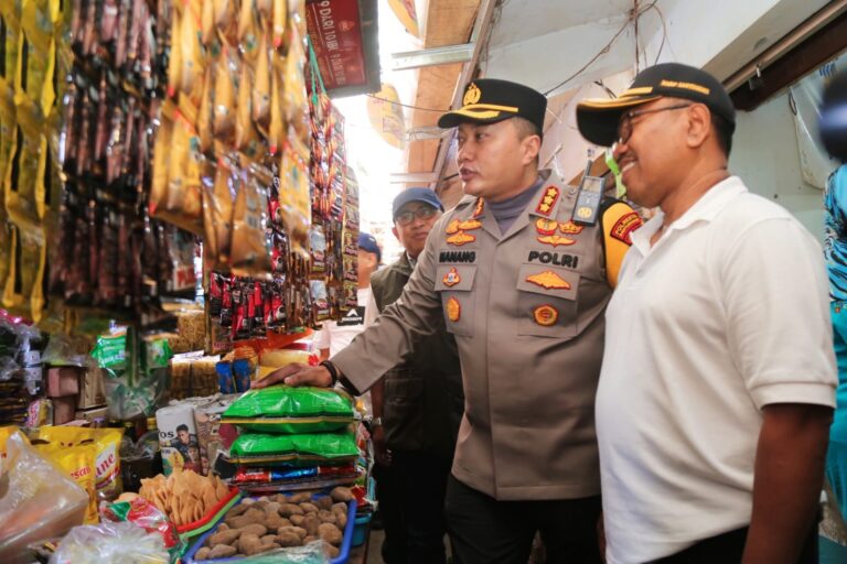 Bersama Satgas Pangan, Kapolresta Banyuwangi Sidak Pasar Cek Ketersediaan dan Harga Beras
