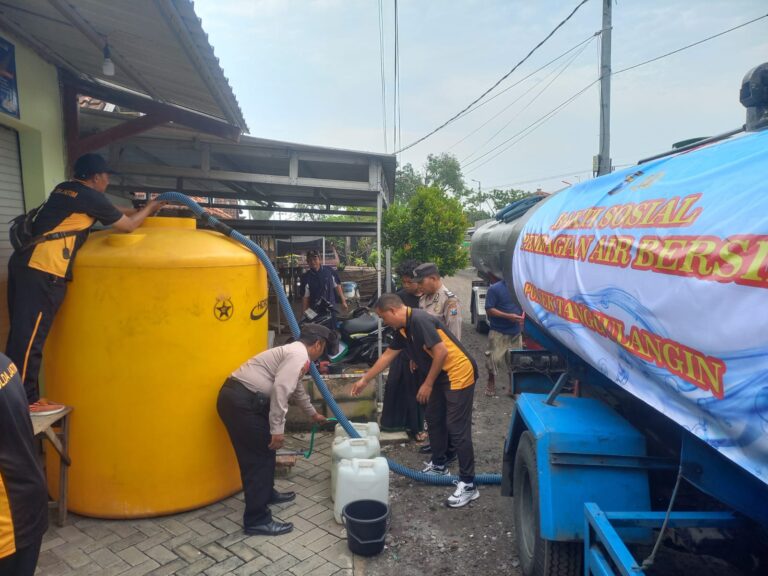 Polisi Beri Bantuan Air Bersih Untuk Warga Terdampak Banjir di Sidoarjo