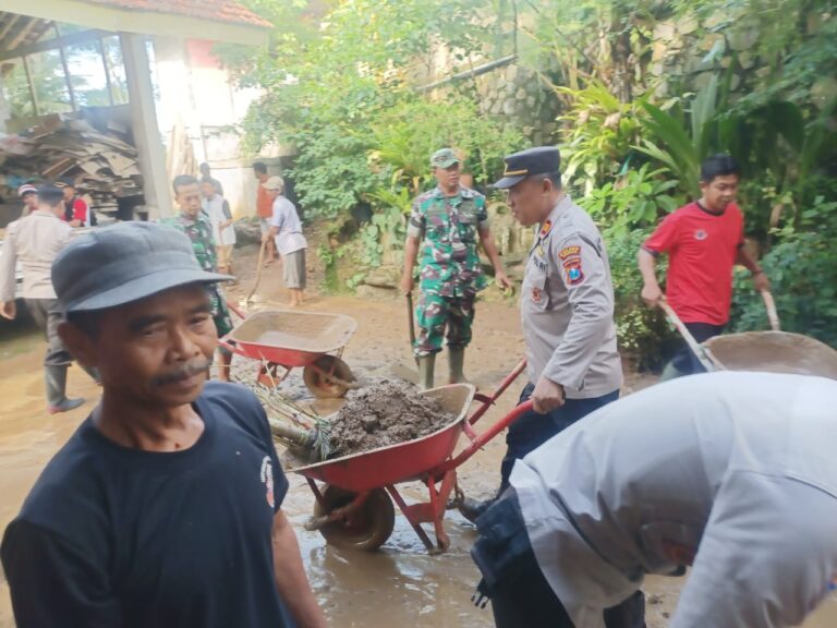 Sinergitas, Polisi Bersama TNI dan Warga Gotong Royong Bersihkan Material Longsor di Trenggalek