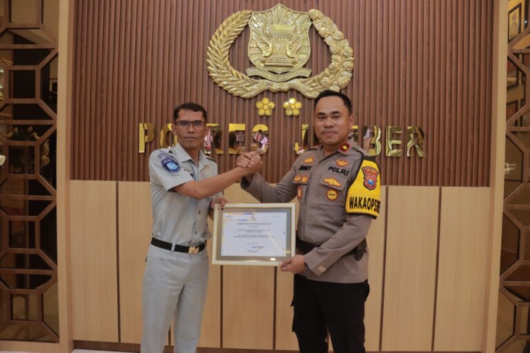 Cepat Dalam Penanganan Laka Lantas, Polres Jember Terima Penghargaan dari Jasa Raharja