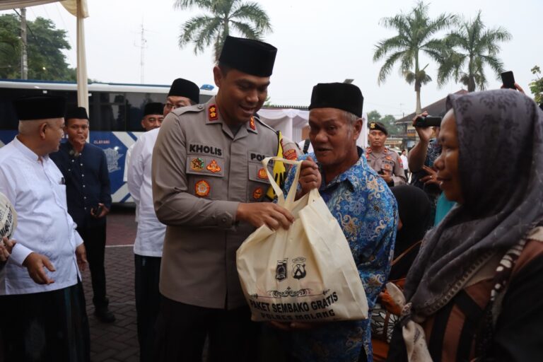Antusias Ribuan Warga Serbu Pasar Sembako Murah di Polres Malang Jelang Ramadhan