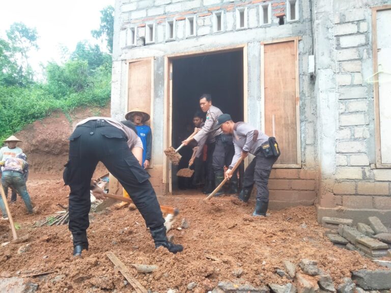 Tanggap Bencana, Polres Kediri Kota Beri Bantuan Untuk Warga Terdampak Tanah Longsor