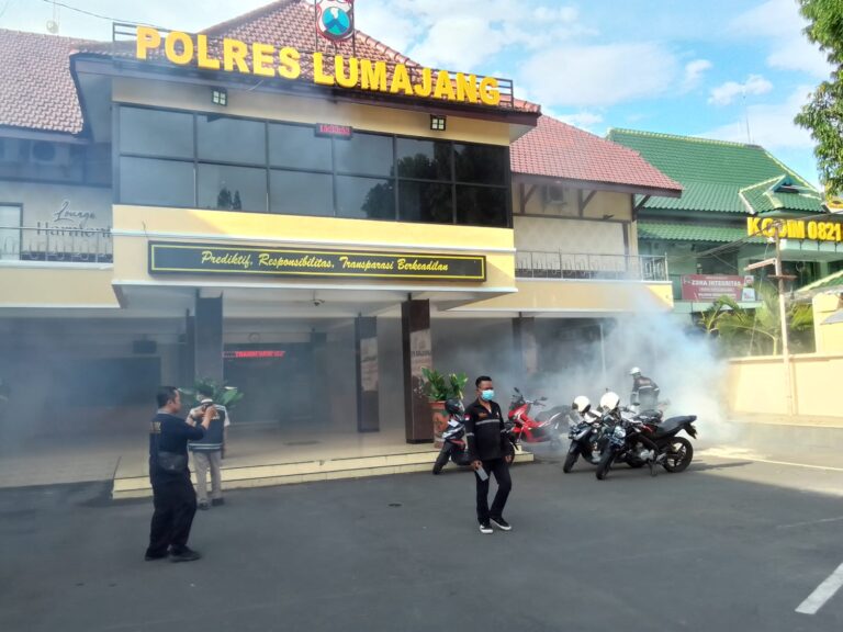 Sidokkes Polres Lumajang Lakukan Fooging Cegah DBD