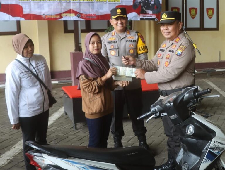 Berhasil Ungkap Curanmor, Polres Probolinggo Kembalikan Motor yang Hilang ke Pemilik