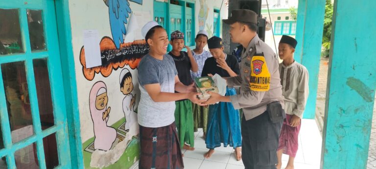 Sambut Ramadhan, Polres Pamekasan Berbagi Al-Qur’an untuk Ponpes dan Tempat Ibadah