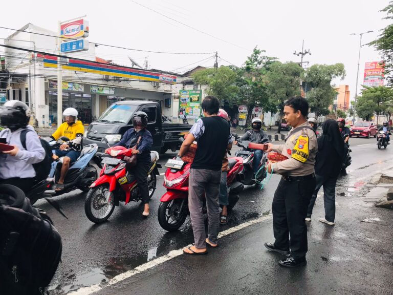 Semarakkan Bulan Ramadhan Polisi di Sidoarjo Berbagi Takjil