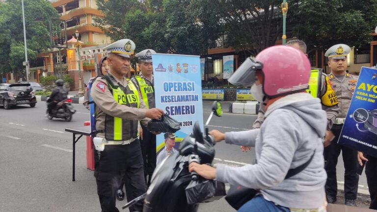 Ops Keselamatan Semeru 2024 di Bulan Ramadhan Polresta Malang Kota Berbagi Takjil Ajak Pengendara Tertib Lalin