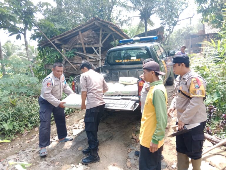 Polres Pacitan Peduli, Warga Penyandang Cacat Terima Bantuan Renovasi Dapur