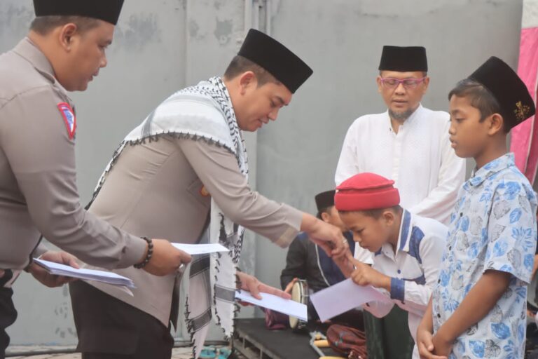 Berkah Ramadhan, Kapolres Probolinggo Santuni Anak Yatim saat Resmikan Musholla Al-Kautsar