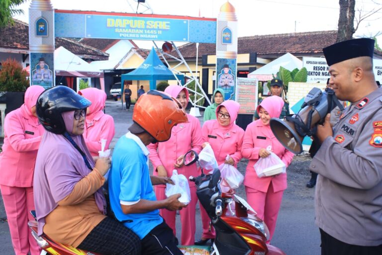 Polisi Hadirkan Dapur SAE Ramadhan Selama Bulan Puasa di Ngawi