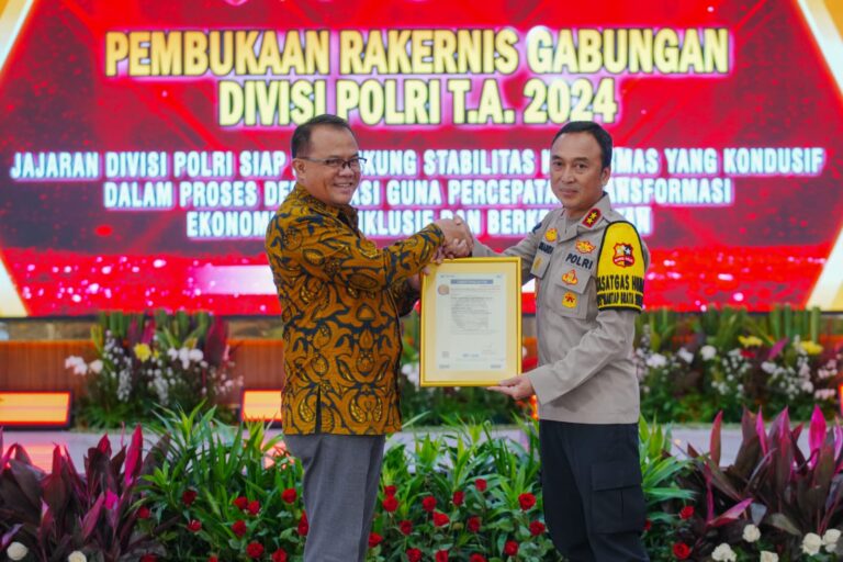 Kapolri Apresiasi Divhumas Atas Sertifikasi ISO 9001: 2015